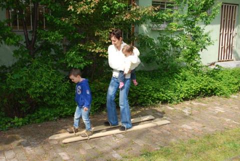 Igazi családi sport a fadeszkás síelés. 