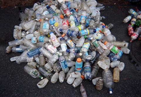 a műanyag töredéke kerül újrahasznosításra