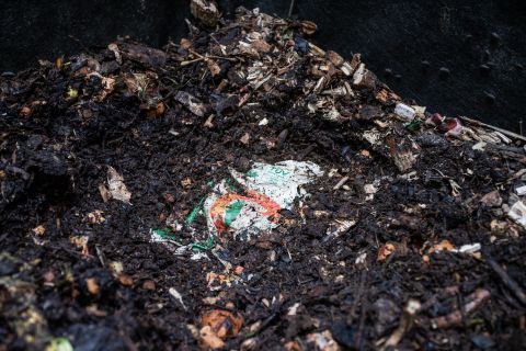 A Humusz és a Greenpeace megnézte, mi történt 45 nap után a lebomló zacskókkal a komposztálóban