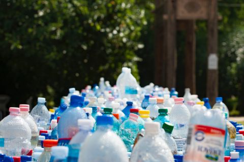 Koronavírus: műanyag-újrahasznosító vállalkozások mehetnek tönkre az olajárak esése miatt