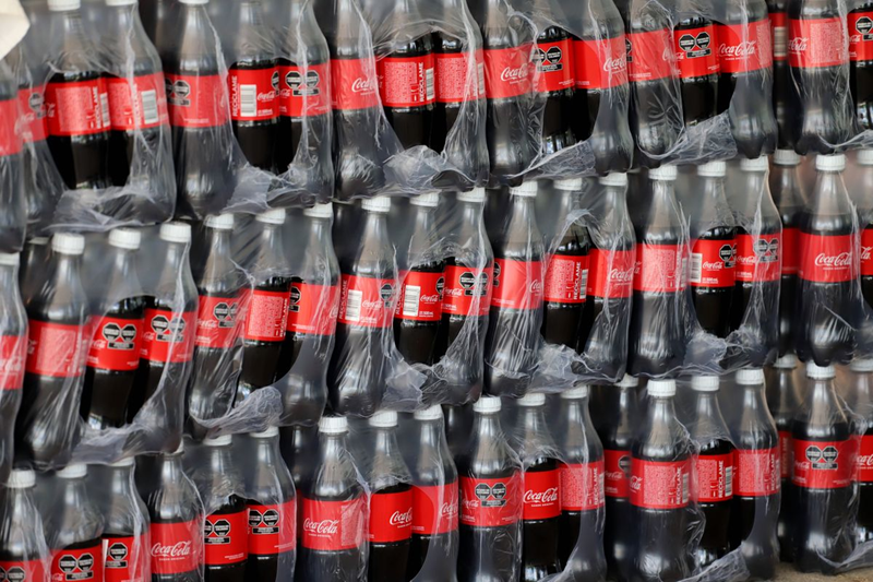 A Coca-Cola megváltoztatja a palackjait, az egész Európai Unióban erre kötelezik