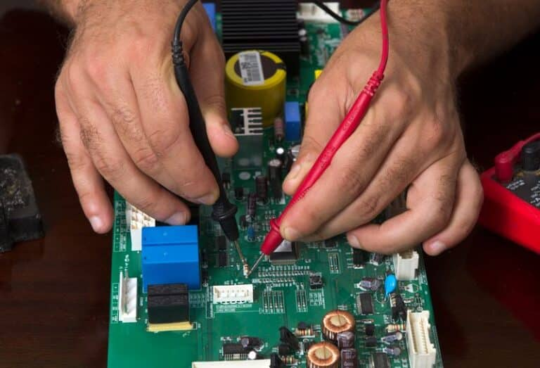 Javítható elektronikai eszközök a szemétben