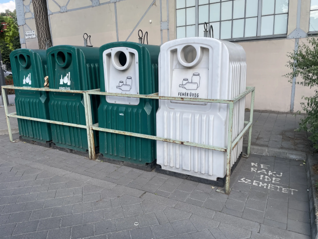 Olyan trógerül használják a budapestiek a szelektív gyűjtőszigeteket, hogy a kerületek sorra számolják fel őket