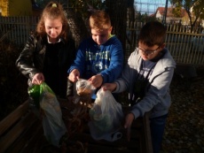 Diadal Úti Iskolába viszik be a komposztot otthonról a diákok