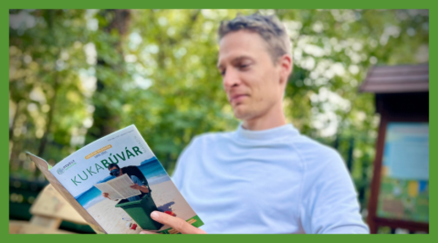 Gyuri a Kukabúvár jubileumi kiadását olvassa